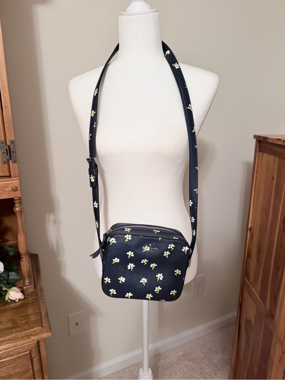 kate spade Newbury Lane Daisy crossbody with white and yellow blooms - Picture 14 of 16